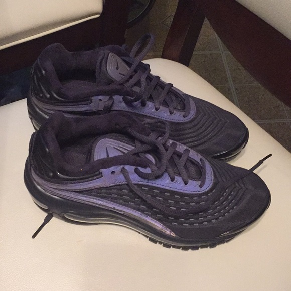 NEW Nike Sneakers - Picture 2 of 8